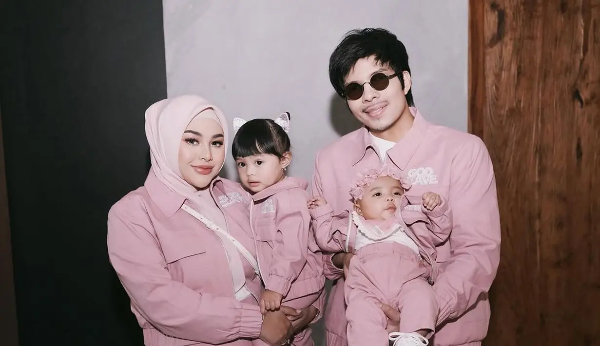 Pasangan Atta Halilintar dan Aurel Hermansyah sendiri tampil kompak dengan outfit kembar; jaket dengan empat kantong bernuansa pink yang lembut. Mana potret keluarga yang jadi favoritmu, Sahabat FIMELA? [Foto: Instagram/attahalilintar]