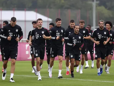 Pemain Bayern Munchen saat mengikuti sesi latihan jelang bergulirnya kompetisi Liga Jerman di Munich, Jerman, Sabtu (12/9/2020). Bayern Munchen akan menghadapi Schalke pada laga pembuka kompetisi Liga Jerman musim 2020/2021. (AP Photo/Matthias Schrader)