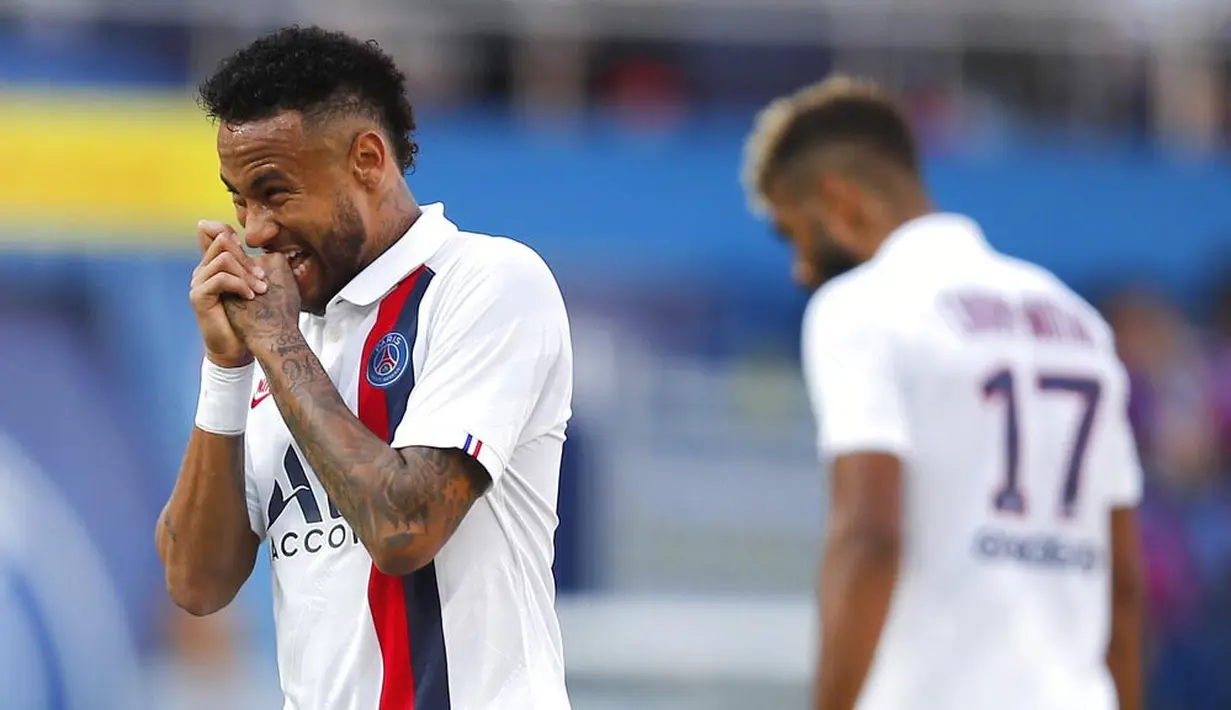 Striker PSG, Neymar, tampak kecewa usai gagal membobol gawang Strasbourg pada laga Liga 1 Prancis di Stadion Parc des Princes, Sabtu (14/9). PSG menang 1-0 atas Strasbourg. (AP/Francois Mori)
