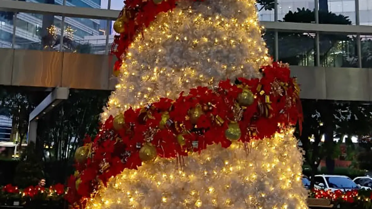 Pohon Natal Ikonik dari 500 kg Plastik Daur Ulang