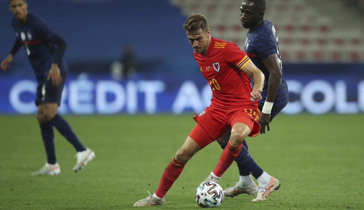 Aaron Ramsey. Pemain berusia 30 tahun ini merupakan jenderal lini tengah Timnas Wales. Ia menjalani debut pada November 2008 dan telah mengumpulkan 62 caps dan mencetak 16 gol hingga kini. Bersama Juventus musim ini mampu meraih gelar Coppa Italia. (Foto: AP/Daniel Cole)