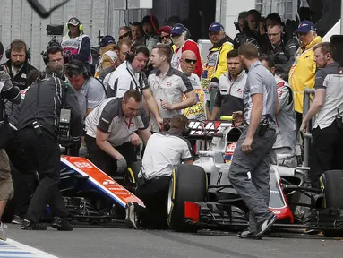 Pebalap Manor Racing asal Indonesia, Rio Haryanto sempat menyenggol pebalap Haas F1, Romain Grosjean, saat keluar dari pit saat memulai latihan bebas ketiga F1 GP Australia, Sabtu (19/3/2016). (Reuters/Brandon Malone)
