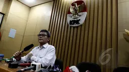 Deputi Pencegahan KPK Johan Budi memberikan keterangan di Gedung KPK, Jakarta, Senin (16/2/2015). Menurut Johan, KPK masih menunggu hasil salinan putusan sidang gugatan praperadilan Komjen Budi Gunawan dari PN Jakarta Selatan. (Liputan6.com/Faisal R Syam)