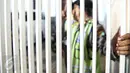 Polisi berjaga saat penyidik melakukan penggeledahan di rumah Saipul Jamil di Kelapa Gading, Jakarta, Kamis (19/2) dini hari. Penggeledahan dilakukan untuk mendapatkan alat bukti tambahan terkait kasus pencabulan terhadap DS. (Liputan6.com/Faizal Fanani)