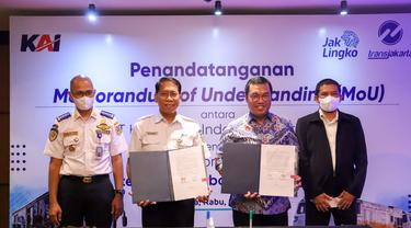 PT Transportasi Jakarta (Transjakarta) bersama PT Kereta Api Indonesia (Persero) atau KAI melakukan kolaborasi strategis yang meliputi sistem integrasi antarmoda