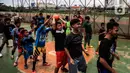 Anak-anak berlatih sepak bola di lapangan samping Banjir Kanal Barat (BKB), Jakarta, Kamis (7/1/2020). Revitalisasi jalur hijau di sepanjang aliran BKB menyulap kawasan kumuh menjadi tempat interaktif warga sekitar yang dilengkapi fasilitas bermain, seperti lapangan futsal. (Liputan6.com/Johan Tallo