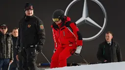 Presiden Rusia Vladimir Putin (kanan) dan Presiden Belarusia Alexander Lukashenko (kiri) bersiap untuk bermain ski di Krasnaya Polyana dekat resor Laut Hitam Sochi, Rusia, Rabu (13/2). (Sergei Chirikov/Pool Photo via AP)