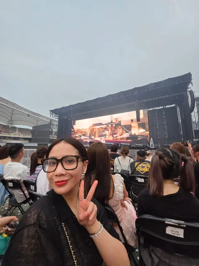 Padu Padan Kemeja Hitam ala Nagita Slavina Saat Nonton Konser Blackpink
