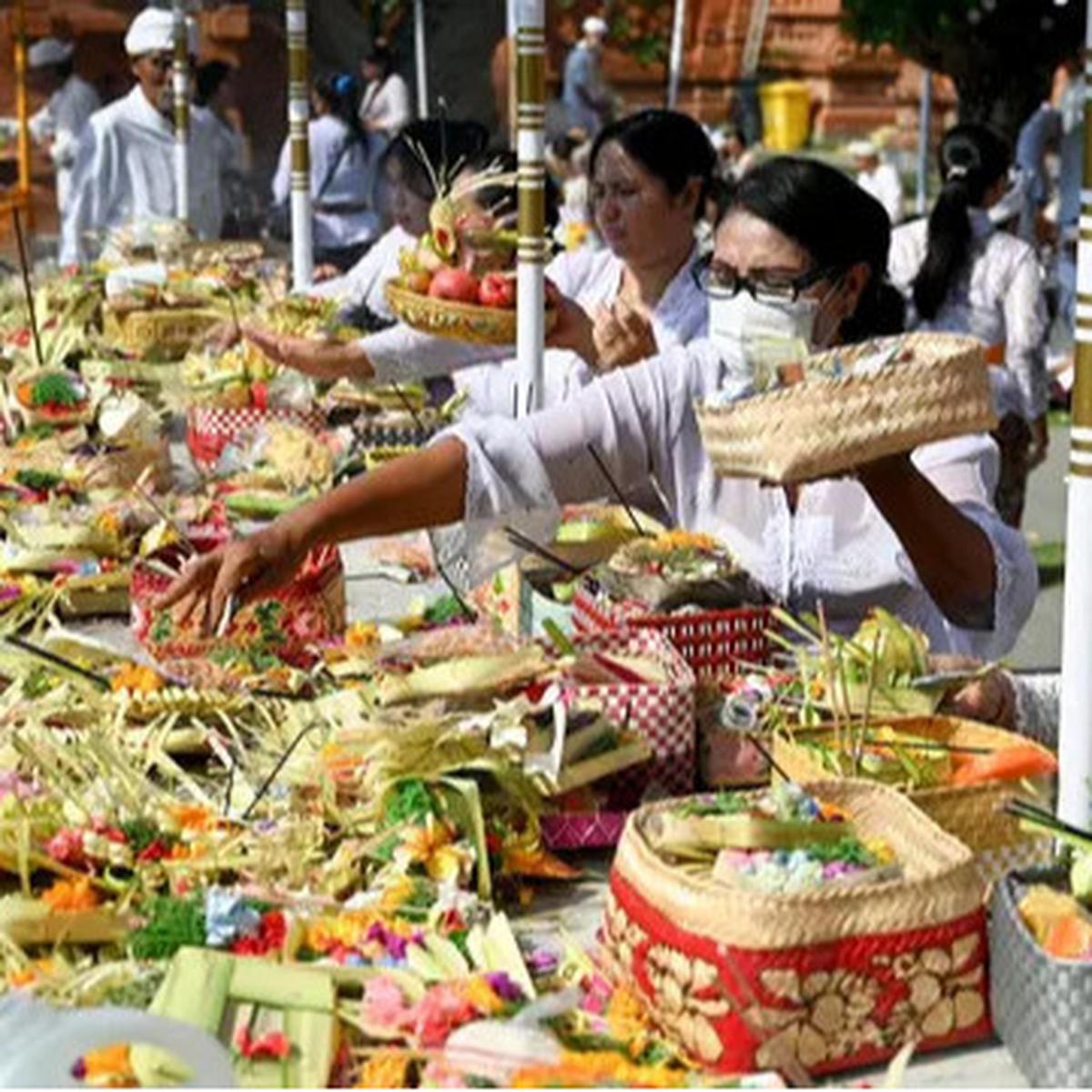 Berlangsung Khusyuk, Masyarakat Hindu Bali Peringati Hari Raya Galungan