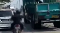 Viral video remaja acungkan celurit ancam pengendara truk di Pemalang. (Foto: Liputan6.com/SS Video Istimewa)