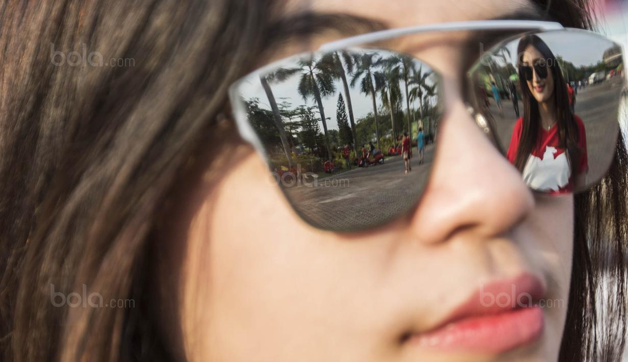 Suporter cantik bersiap mendukung Timnas Indonesia yang akan melawan Filipina pada laga SEA Games di Stadion Shah Alam, Selangor, Kamis (17/8/2017). Indonesia menang 3-0 atas Filipina.(Bola.com/Vitalis Yogi Trisna)