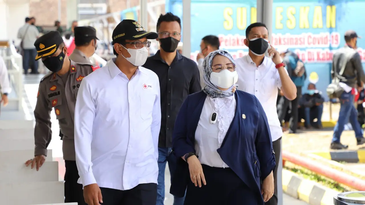 Wakil Bupati Garut Helmi Budiman bersama sejumlah pejabat Forkopimda Garut dalam pengecekan kesiapan Stasiun Garut sebelum pengoperasian jalur.