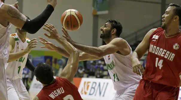 Arki Wisnu berebut bola dengan Yadwinder Singh (14) asal India pada penyisihan Grup A turnamen invitasi sebagai ajang test event Asian Games 2018 di Hall Basket Senayan pada Jumat (9/2/2018) (Bola.com/Peksi Cahyo)