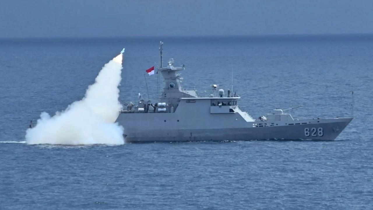 Momen Latihan Gabungan TNI di Karimun Jawa, Rudal Kapal AL dan Bom Jet F-16 Hancurkan Eks KRI Teluk Hading