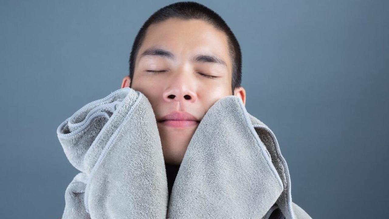 Stop Pakai Handuk Tubuh ke Wajah, Kebiasaan Sepele yang Bisa Bikin Wajahmu Breakout!