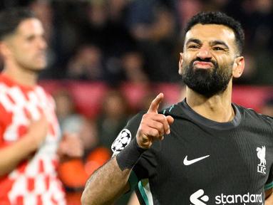 Penyerang Liverpool, Mohamed Salah merayakan golnya saat pertandingan matchday 6 Liga Champions 2024/2025 melawan Girona FC di stadion Montilivi, Girona pada Selasa 10 Desember 2024 waktu setempat atau Rabu 11 Desember 2024 dini hari Waktu Indonesia Barat. (Josep LAGO/AFP)