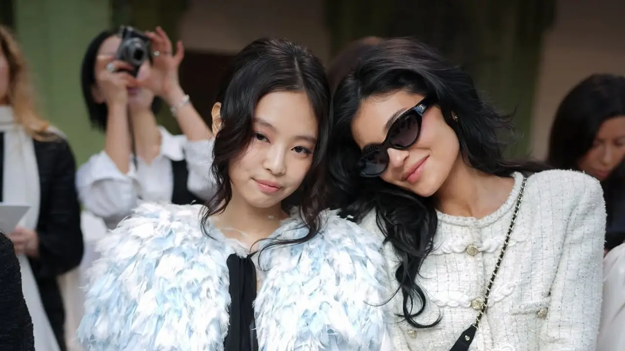Adu Gaya Dua Fashion Icon: Kylie Jenner dan Jennie BLACKPINK di Chanel SS25 Couture Show