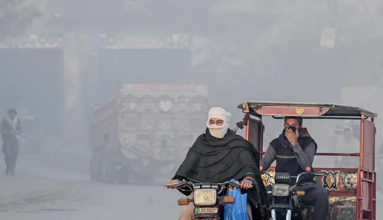 Pemerintah kota Lahore Pakistan telah mengambil beberapa langkah darurat, termasuk menutup sekolah, perguruan tinggi, dan taman serta membatasi jam operasional pasar. (Arif ALI/AFP)