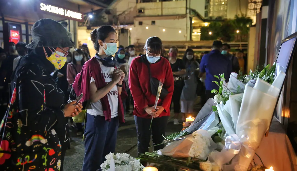 Tabur bunga mengenang 1th kepergian alm. Glenn Fredly oleh para keluarga dan kerabat di M Bloc. adrian.putra /fimela.