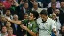 Bek Real Madrid, Raphael Varane berusaha merebut bola dari elandang Legia Warsawa, Guilherme Marques pada Liga Champion di stadion Santiago Bernabeu, Spanyol, (18/10). Madrid menang telak atas Legia dengan skor 5-1. (AFP Photo/Pierre-Philippe Marcou)