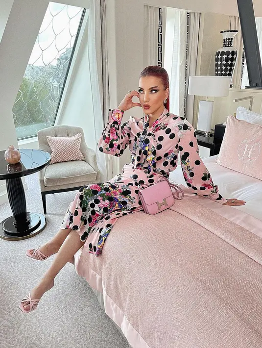 Tasya Farasya tampil menawan dibalut gaun pink bermotif polkadot. Gaun ini memiliki detail kerah seperti syal yang diikat. [Foto: Instagram/tasyafarasya]