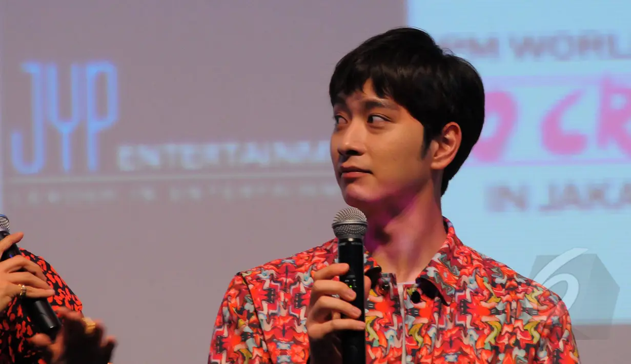 2PM saat menggelar konferensi pers  di salah satu mall di kawasan Kuningan Jakarta Selatan, Jum'at, (27/3/2015). 2PM akan menghibur fansnya di Indonesia pada  28 Maret 2015 di Istora Senayan, Jakarta (Liputan6.com/Faisal R Syam)