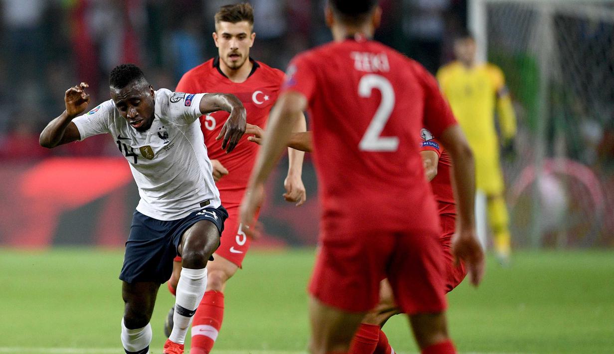 Gelandang Prancis, Blaise Matuidi, berusaha melewati pemain pada laga kualifikasi Piala Eropa 2020 di Stadion Buyuksehir Belediyesi, Minggu (9/6). Turki menang 2-0 atas Prancis. (AFP/Bulent Kilic)