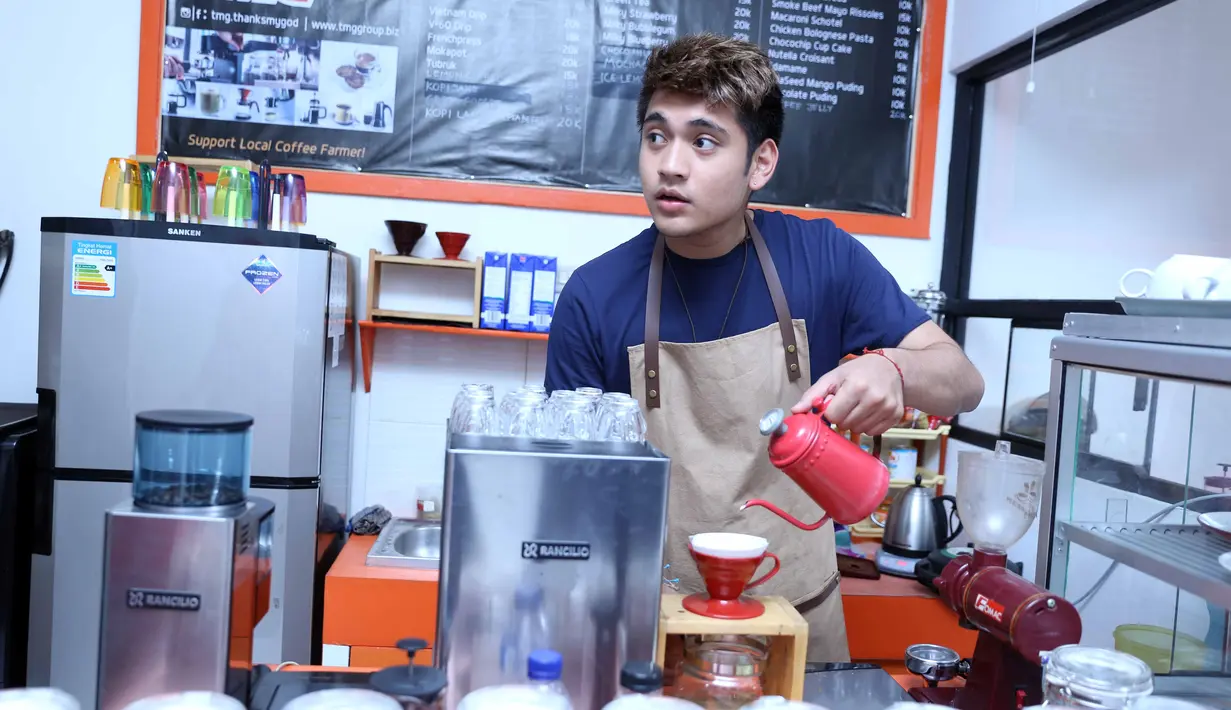 Di sinetron terbaru SCTV produksi Sinemart, Giorgino Abraham digambarkan sebagai sosok orang kaya, yang sekolah di Amerika jurusan kedokteran. Ia main bersama Iris Bella dan Megan Domini. (Nurwahyunan/Bintang.com)