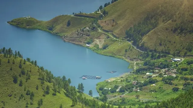 Gunung Toba di Sumatera Utara meletus dahsyat hingga letusannya memunculkan kaldera yang kini dikenal sebagai Danau Toba