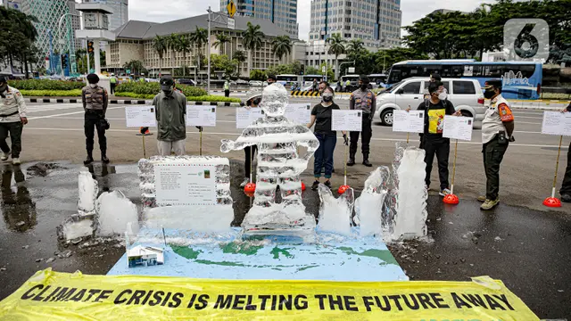 Greenpeace Lakukan Aksi Penyerahan Kartu Pos Kepada Presiden Jokowi