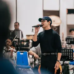 Seven Star Production mematangkan seluruh persiapan konser Afgan lewat latihan gabungan yang mempertemukan seluruh musisi dan tim kreatif dalam satu panggung. (Foto/Dok: Seven Star Production)
