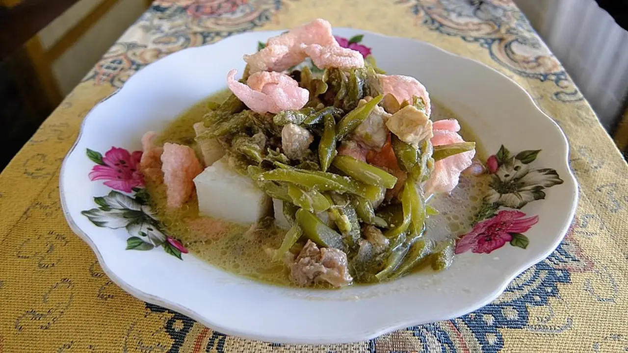 Sepiring lontong sayur dengan tauco