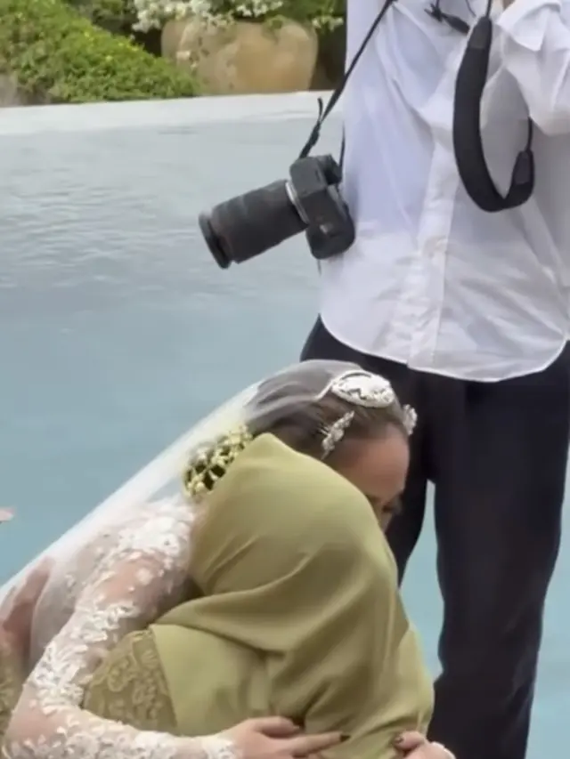 Foto postingan Instagram BCL berpelukan dengan ibu mendiang Ashraf Sinclair/ @bcltiko