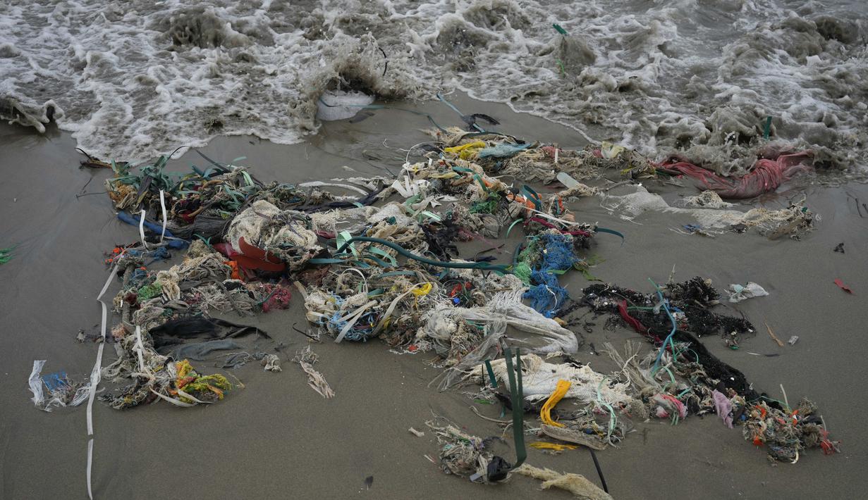 Sampah plastik terlihat di pantai Los Delfines, di distrik Ventanilla, Callao, Peru, Rabu, 2 Agustus 2023. (AP Photo/Martin Mejia)