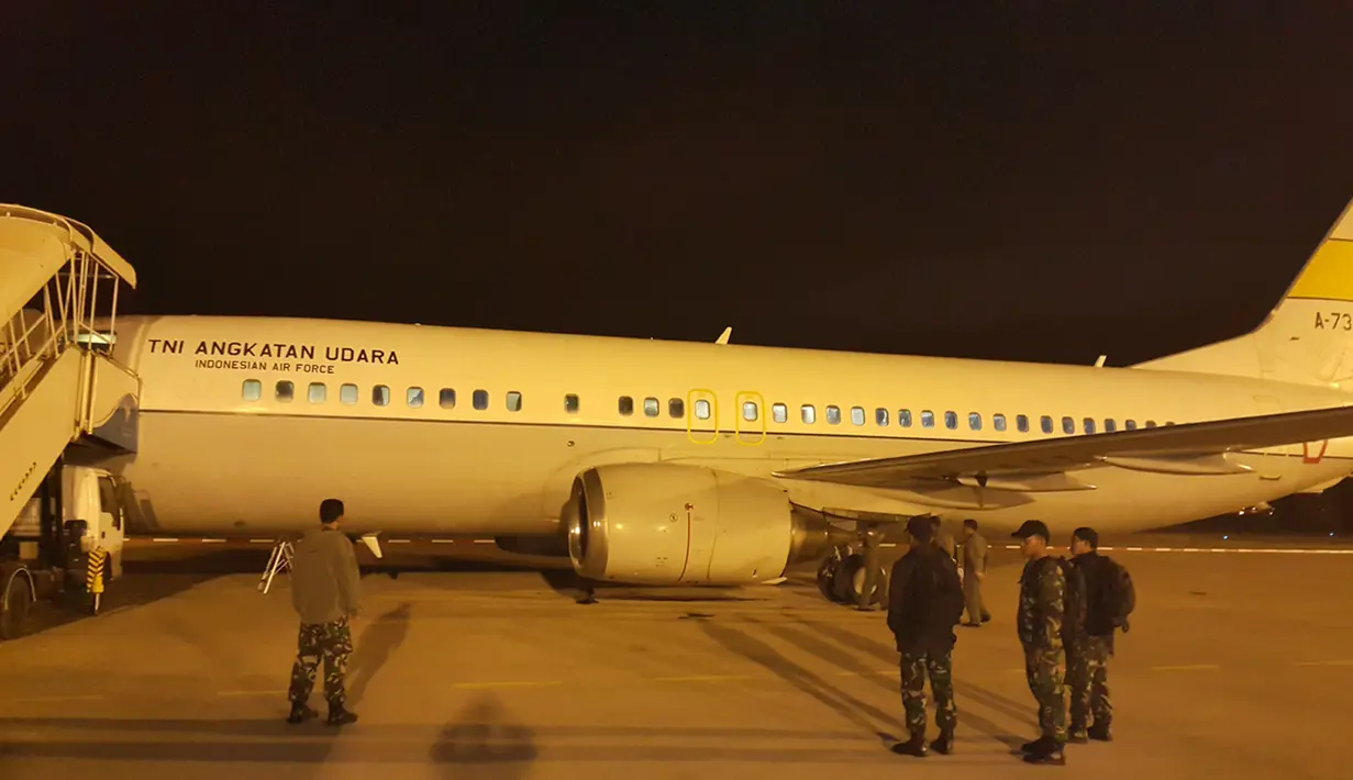Pesawat TNI AU Boeing 737-400 Skadron 17 dengan Nomor A-7305 yang diberangkatkan untuk mengevakuasi WNI dari Yaman telah tiba di kota Salalah, Oman, Jumat pagi (3/4/2015) pukul 04.45 waktu setempat. (Puspen TNI)