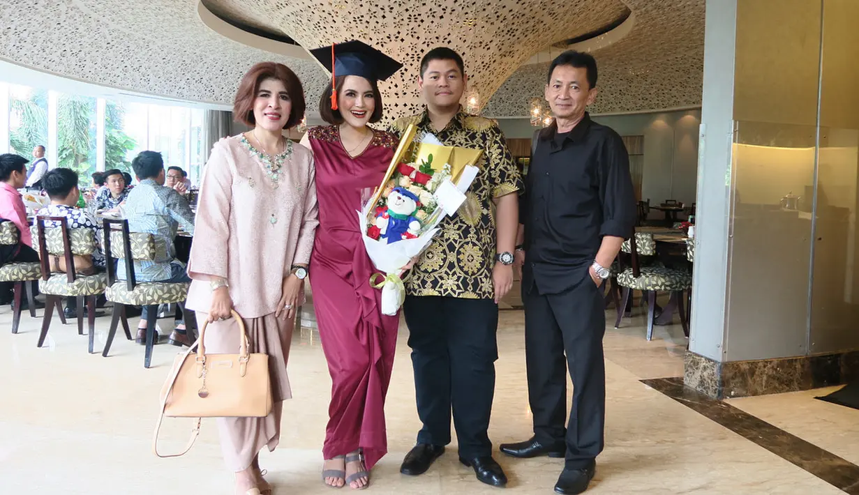 Dalam unggahan foto-fotonya, Tania pun menuliskan cerita singkat mengenai perjuangannya selama menuntut ilmu di jenjang S2 nya yang ia tempuh di salah satu perguruan tinggi swasta di Jakarta. (Instagram/taniaputri1707)