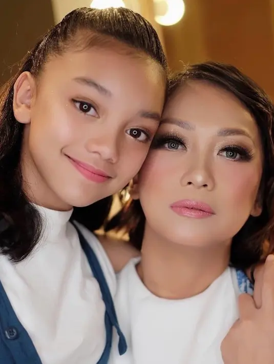 "Lagu ini curahan hati saya sebagai ibu yang menyadari bahwa anaknya sedang memasuki masa remaja, tapi tetap berharap dia selalu menjadi gadis kecil," jelas Nola B3. (Instagram/riafinola)