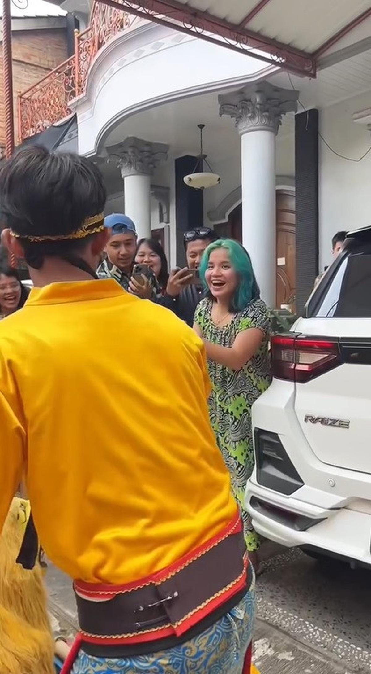 Potret Idgitaf Dapat Suprise, Masih Pakai Daster Diarak Keliling Komplek - Sebut Ulang Tahun Tergong