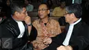 Terdakwa korupsi Dana Operasional Menteri (DOM) dan gratifikasi pada Kementerian ESDM dan Kemenbudpar, Jero Wacik berbincang dengan kuasa hukumnya disela sidang pemeriksaan terdakwa di Pengadilan Tipikor, Jakarta, Senin (11/1). (Liputan6.com/Helmi Afandi)