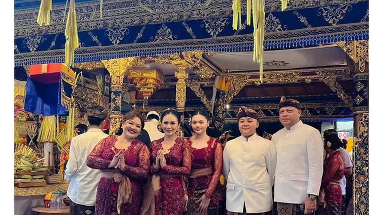 7 Pesona Krisdayanti Kenakan Kebaya Bali Brokat Merah di Nikahan Kakak Sarah Menzel