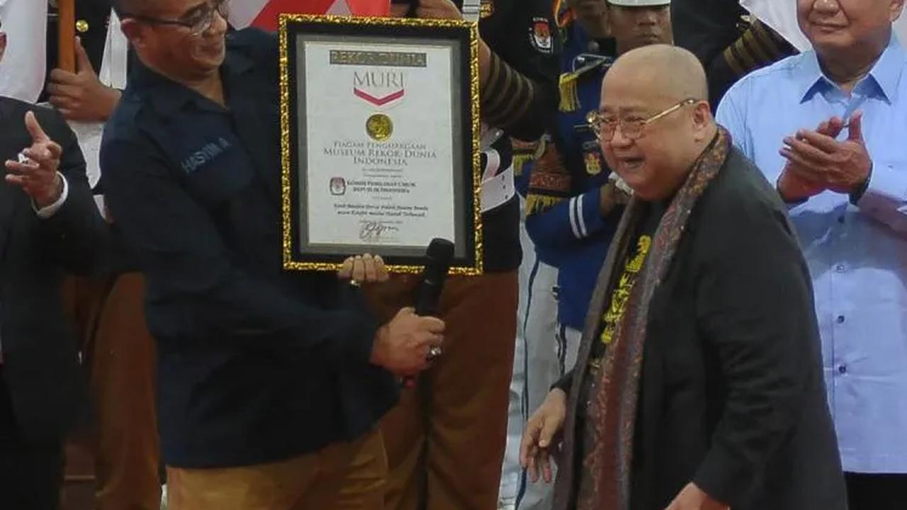 FOTO: Penghargaan Rekor MURI Warnai Deklarasi Kampanye Pemilu Damai 2024 di Kantor KPU