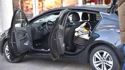 Sebuah mobil yang dikemudikan seorang pria menabrak kerumuman orang di depan toko roti di Heidelberg, barat daya Jerman, Sabtu (25/2). Pelaku sempat terlihat keluar dari mobil dengan membawa pisau sebelum akhirnya ditembak petugas. (R. PRIEBE/DPA/AFP)