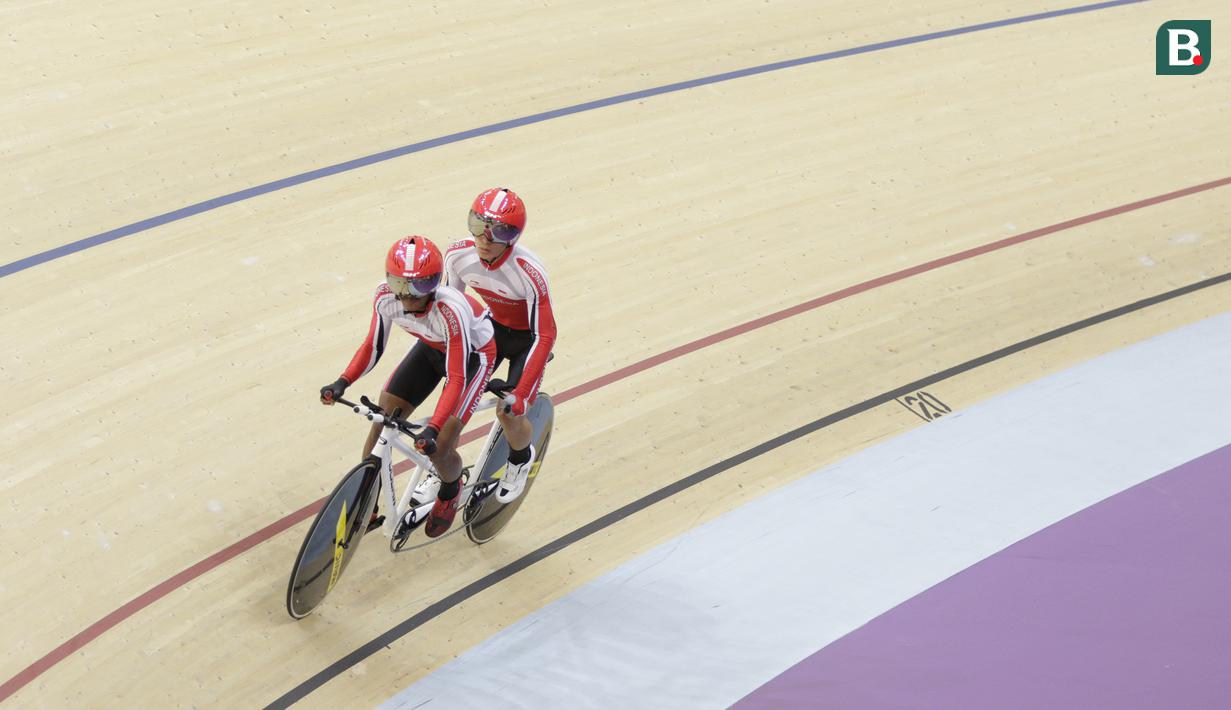 Pebalap sepeda Indonesia, Herman Halawa dan Pradana Diwan, saat beraksi pada Asian Para Games di Velodrome, Jakarta, Kamis (11/10/2018). Pasangan Indonesia ini meraih medali perunggu di nomor trek Individual Pursuit B putra. (Bola.com/M Iqbal Ichsan)