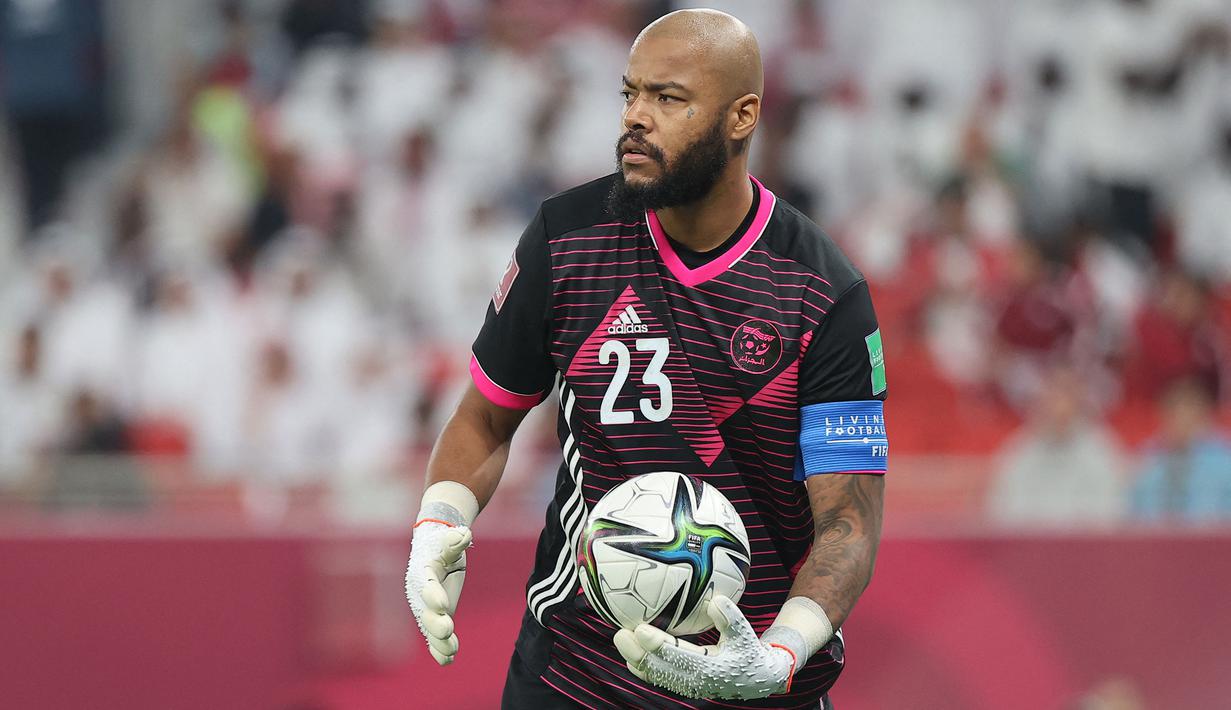 Rais M'Bolhi menjadi salah satu pemain yang berjasa membawa Aljazair menyabet gelar juara Piala Afrika 2019. Sejauh ini, ia telah mengoleksi 84 caps sejak debutnya pada 2010 silam. M'Bolhi saat ini tercatat menjadi pemain paling senior di negaranya, yaitu 36 tahun. (AFP/Karim Jaafar)