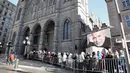 Ribuan fans memadati acara penghormatan terakhir untuk Rene Angelil di Notre-Dame Basilica, Montreal, Kanada, Kamis (21/1). Suami Celine Dion itu meninggal dunia pada Kamis (14/1) akibat kanker tenggorokan. (Kate Hutchinson /Getty Images/AFP)