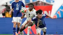 Duel Ryosuke Sato dan Caleb Yirenkyi dalam laga persahabatan internasional antara&nbsp;Jepang vs Ghana, Jumat (14/11/2025).&nbsp;(AP Photo/Eugene Hoshiko)