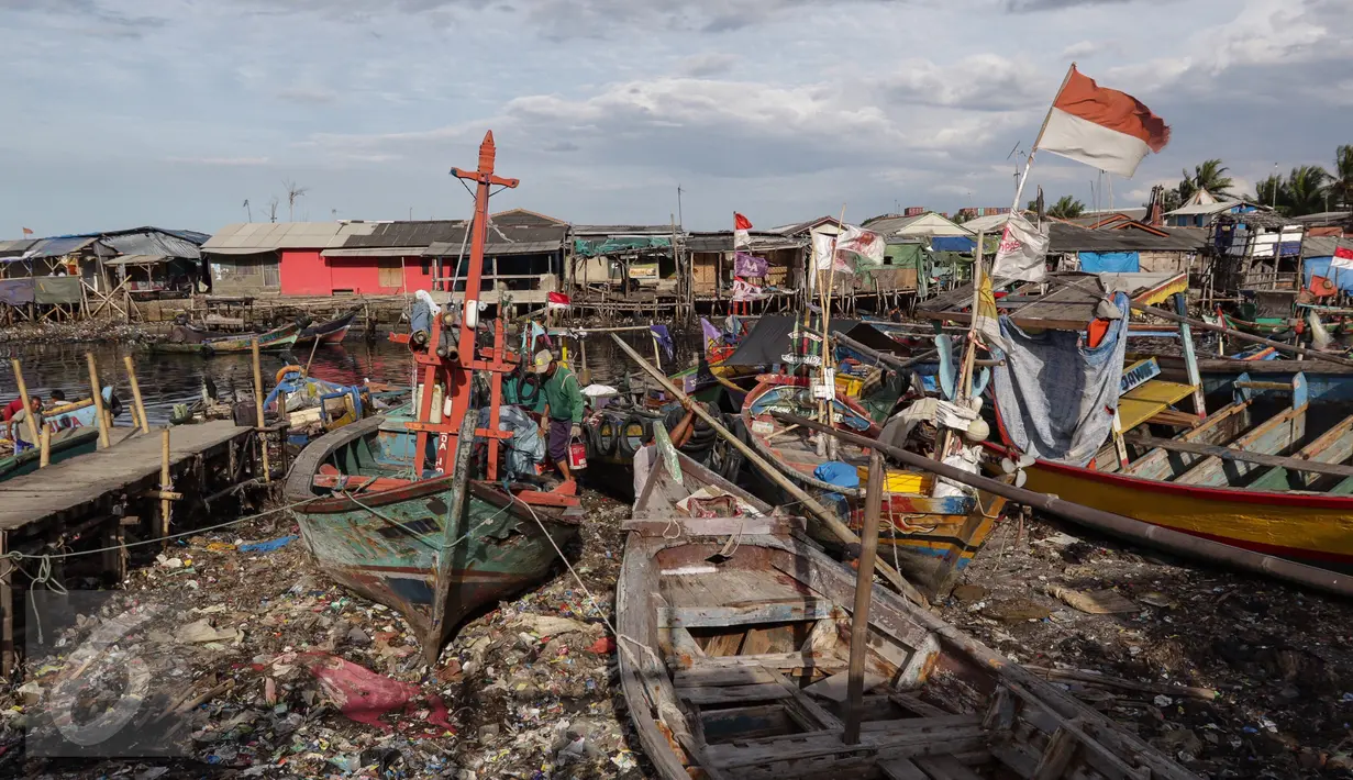 Sejumlah kapal nelayan tengah bersandar karena air laut surut di kawasan Kampung Nelayan Cilincing, Jakarta Utara Rabu (8/2). (Fery Pradolo/Liputan6.com)