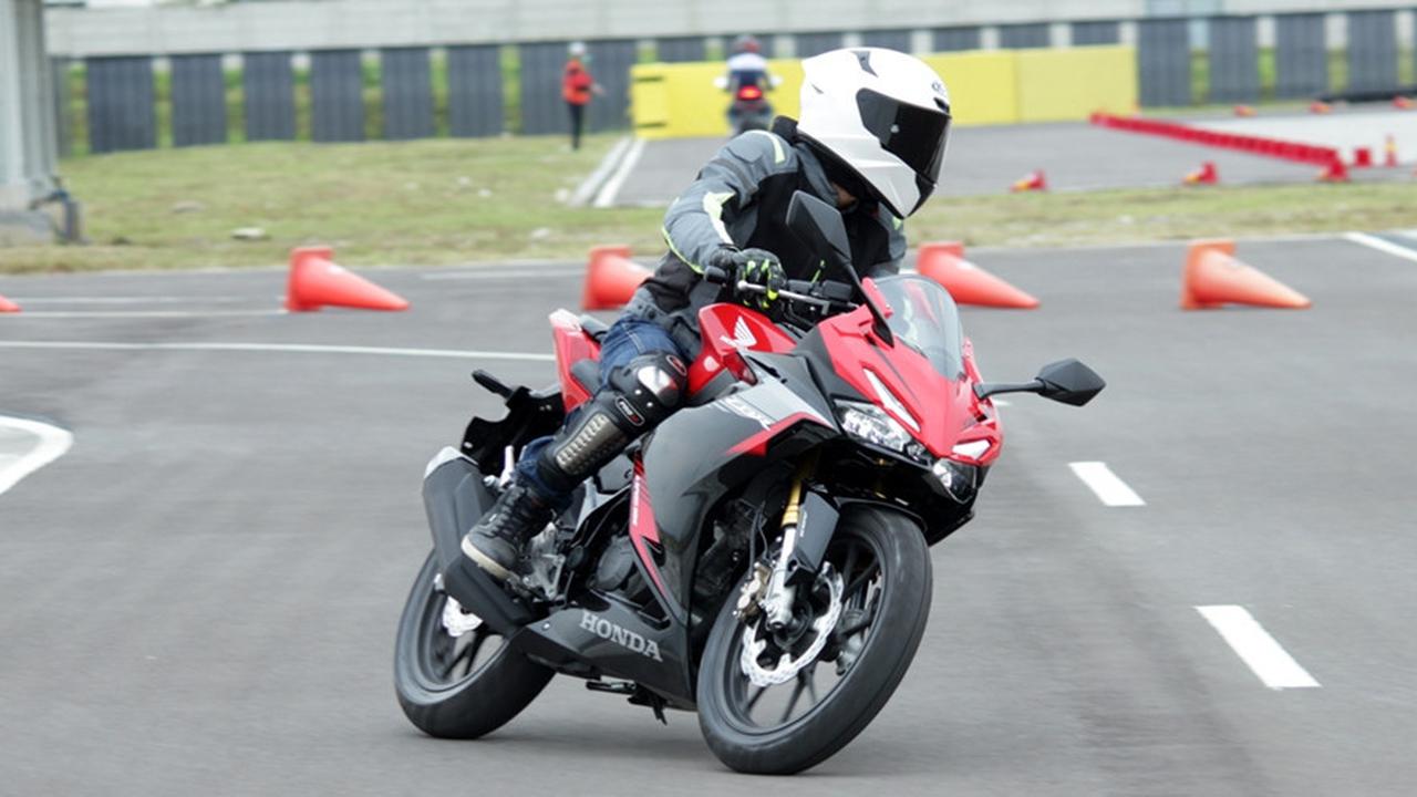 Ilustrasi naik motor (Otosia)