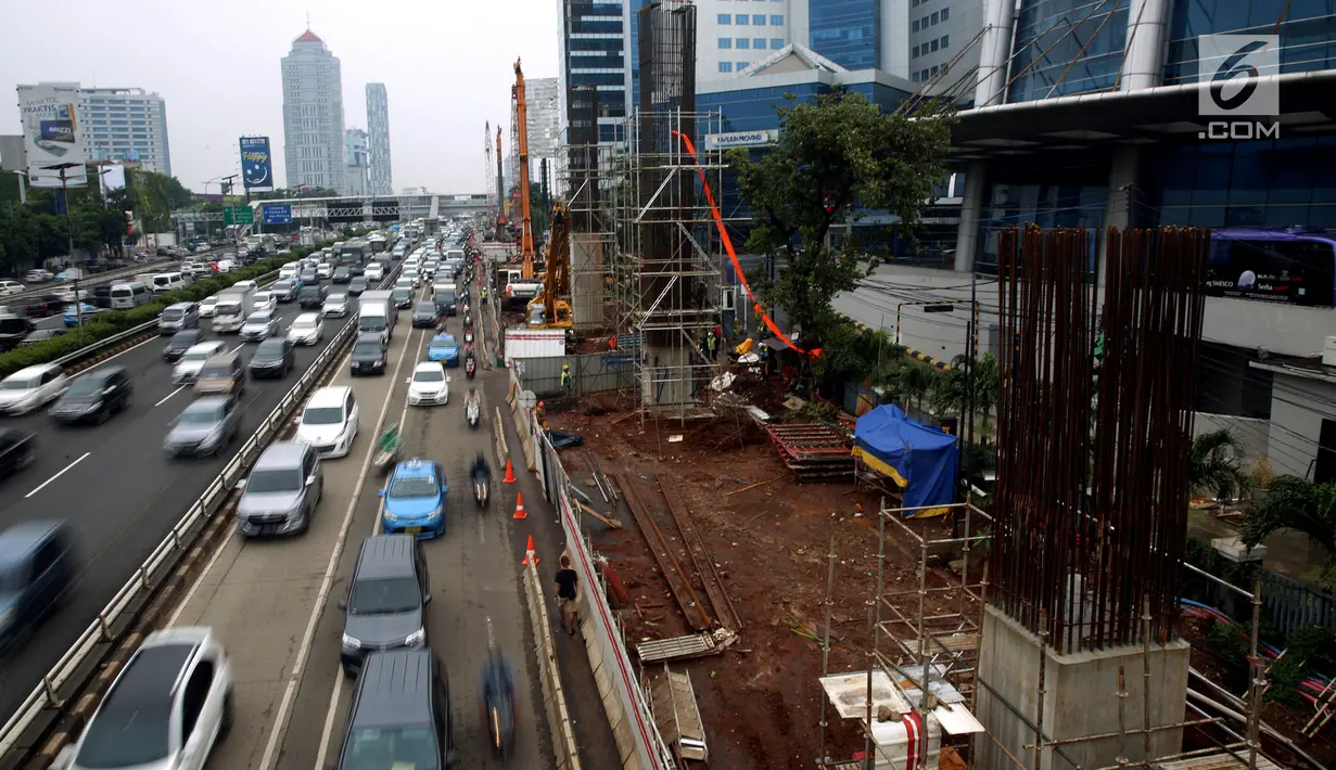 Kondisi perkembangan pembangunan kereta ringan rute Cawang-Dukuh Atas di kawasan Gatot Subroto, Jakarta, Kamis (18/1). Adapun biaya yang sudah dikeluarkan mencapai Rp5,2 triliun dan ditargetkan selesai pada akhir 2018. (Liputan6.com/JohanTallo)