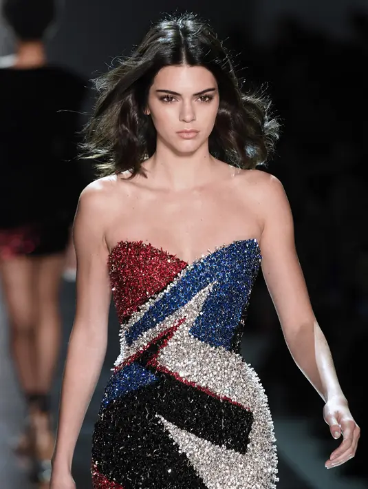 Kendall Jenner berjalan di atas catwalk membawakan busana rancangan Alexandre Vauthier di Paris Fashion Week, Prancis  (24/1). Kendall Jenner tampil cantik dan seksi dengan mini dress  yang digunakannya. (AFP Photo/Alain Jocard)